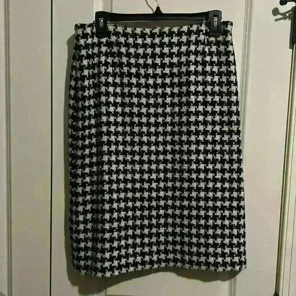 Liz Clairborne Houndstooth Lined Pencil Skirt size 12 petite, classic style! - Picture 1 of 7